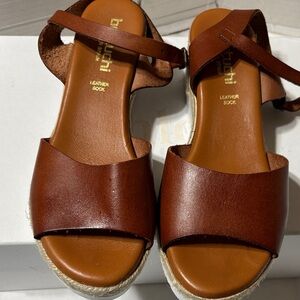 Bertuchi one band leather upper/sock platform sandals. EUC
